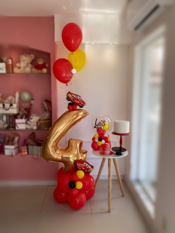 MCQUEEN FESTEIRO - Combo de max buque com detalhes do tema, número metalizado, buquê de balões com bolha personalizada e composição de mesa