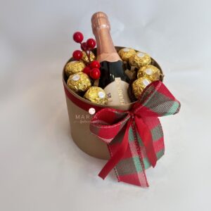 Caixa presente natalina com espumante Rosé Brut Chandon Baby 187ml, bombons Ferrero Rocher e laço decorativo vermelho e verde, ideal para celebrar ou presentear no Natal.