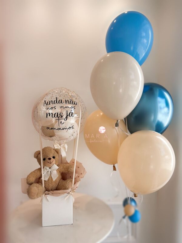 Decoração Luxo de maternidade com pelúcia e balões inflados com gás hélio